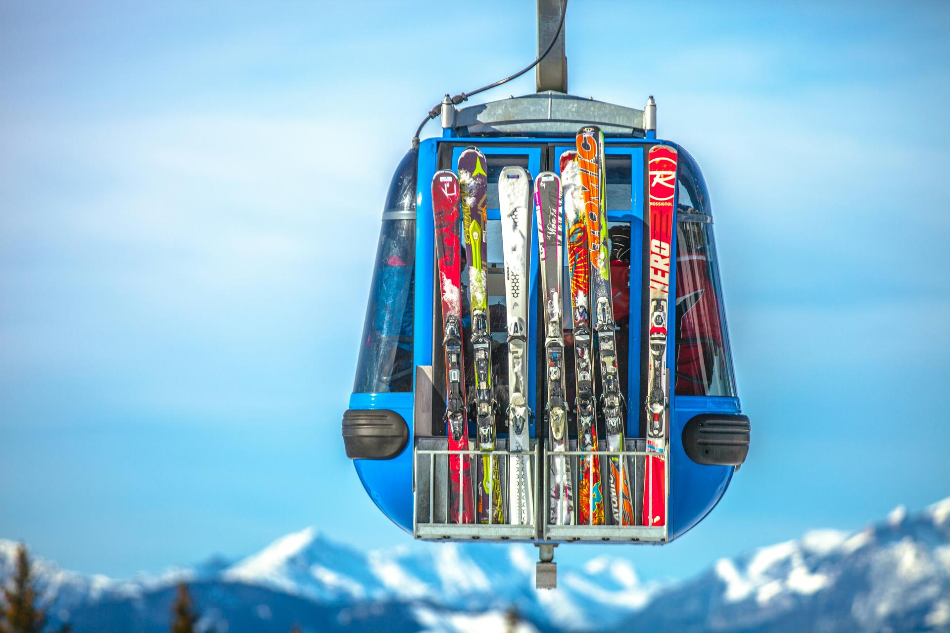 Zell-am-ziller-ski-lift-with-skis